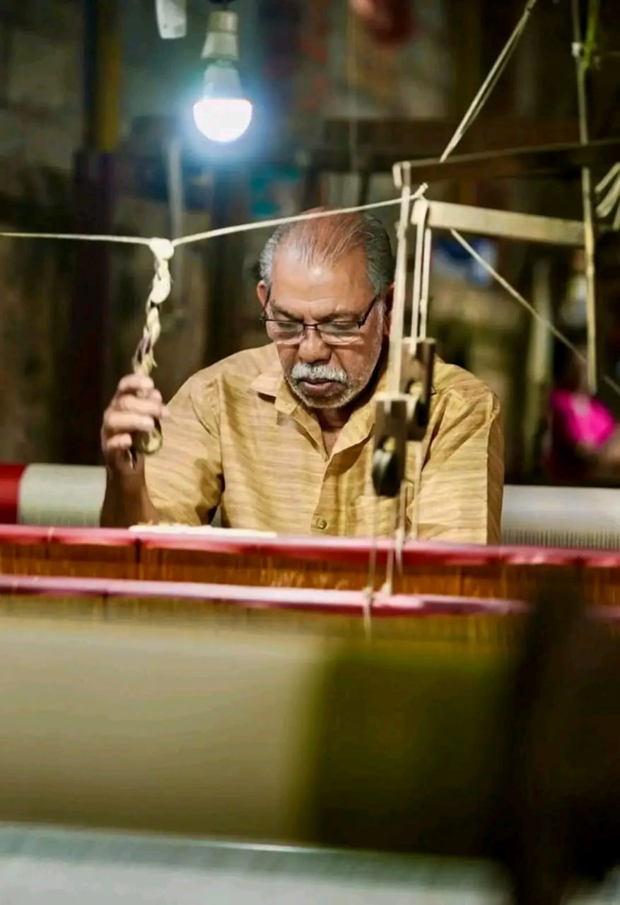 A Naithukarankada weaver working the handloom